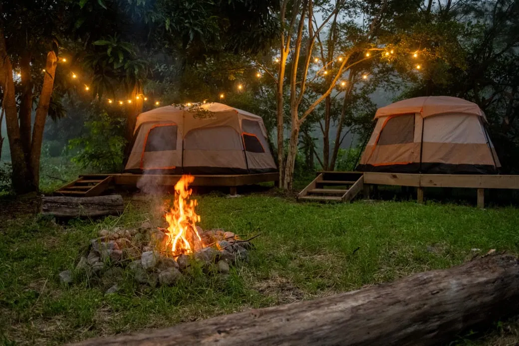 Carpas de camping con fogata