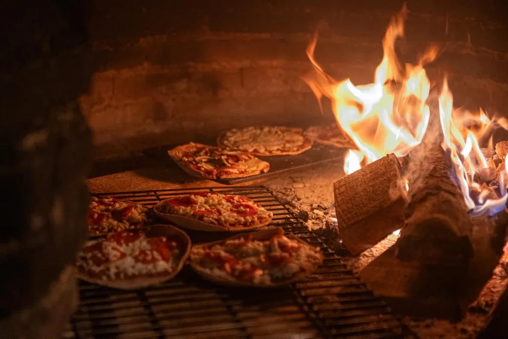 Pizzas en el horno de leña