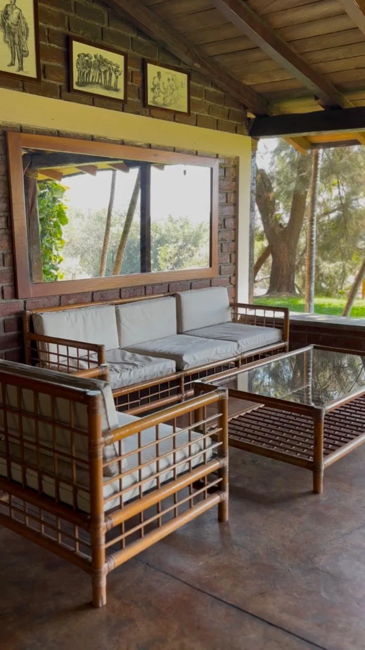 Sala interior con muebles de bambú