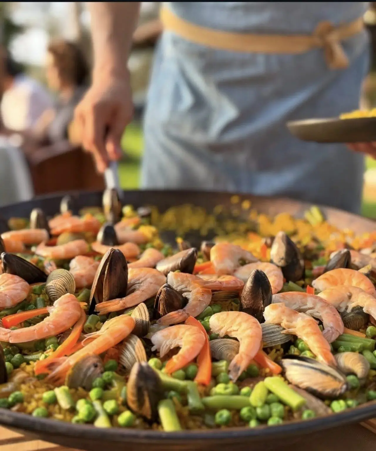 Paella preparada para un grupo en Rancho Fuencaudal