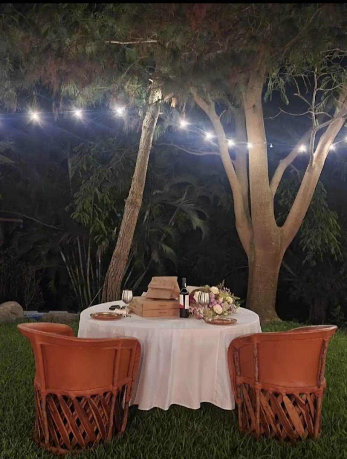 Mesa preparada para una celebración especial en el jardín de Rancho Fuencaudal