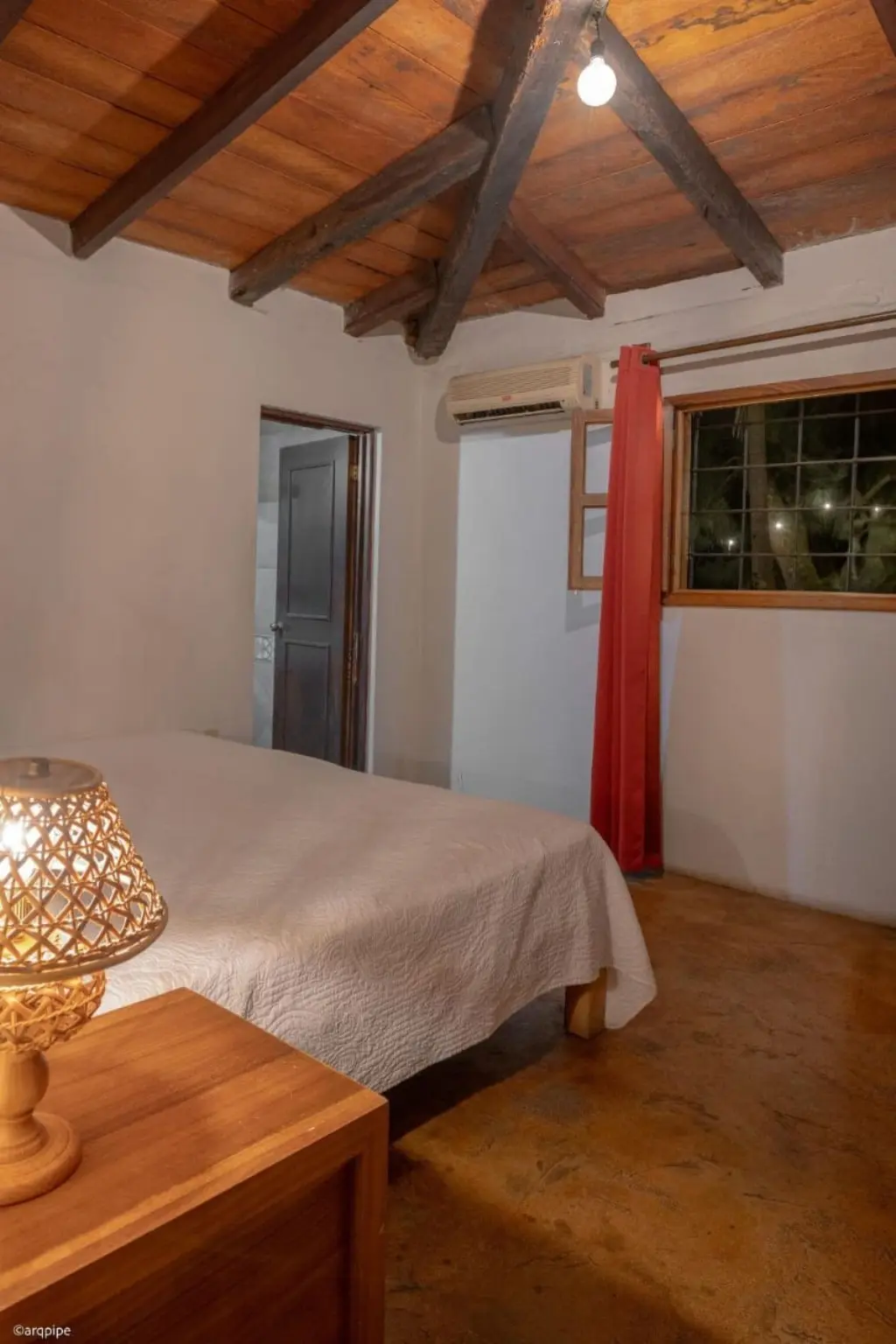 Habitación de la cabaña con cama king