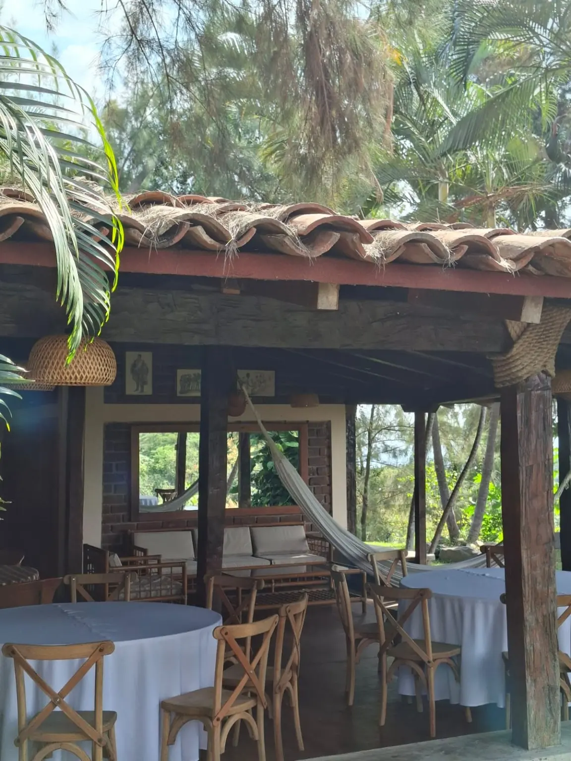 Sala y hamaca bajo la terraza
