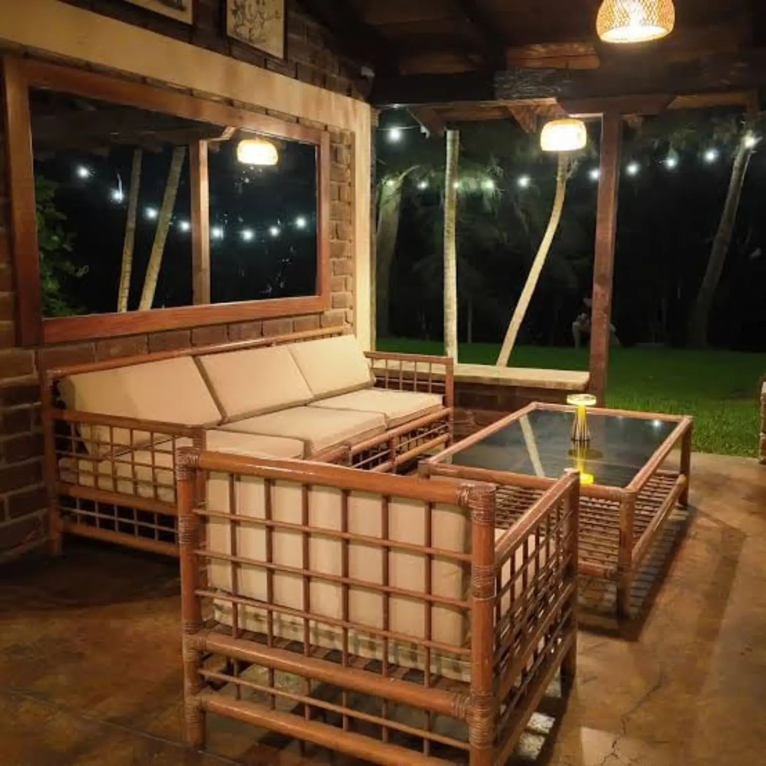 Sala de la terraza iluminada por la noche